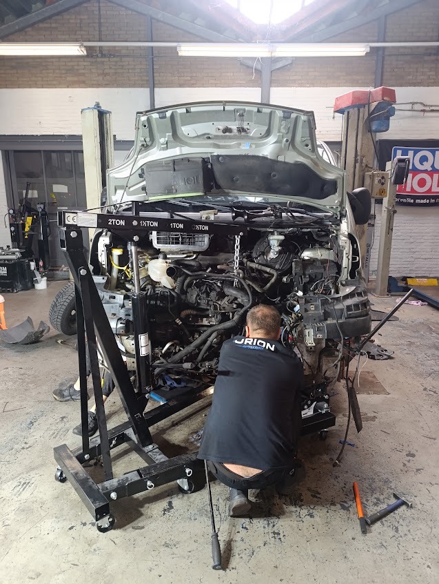Механик Orion Autoservice за ремонтом двигателя